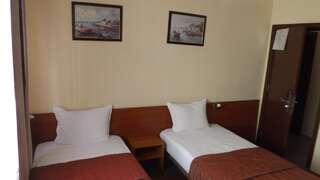 Отель Hotel Palitra Варна Двухместный номер эконом-класса с 2 отдельными кроватями-8