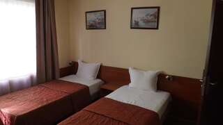 Отель Hotel Palitra Варна Двухместный номер эконом-класса с 2 отдельными кроватями-9