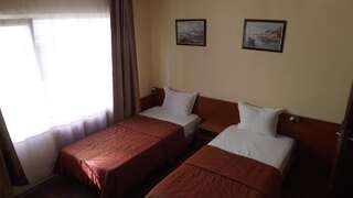Отель Hotel Palitra Варна Двухместный номер эконом-класса с 2 отдельными кроватями-10